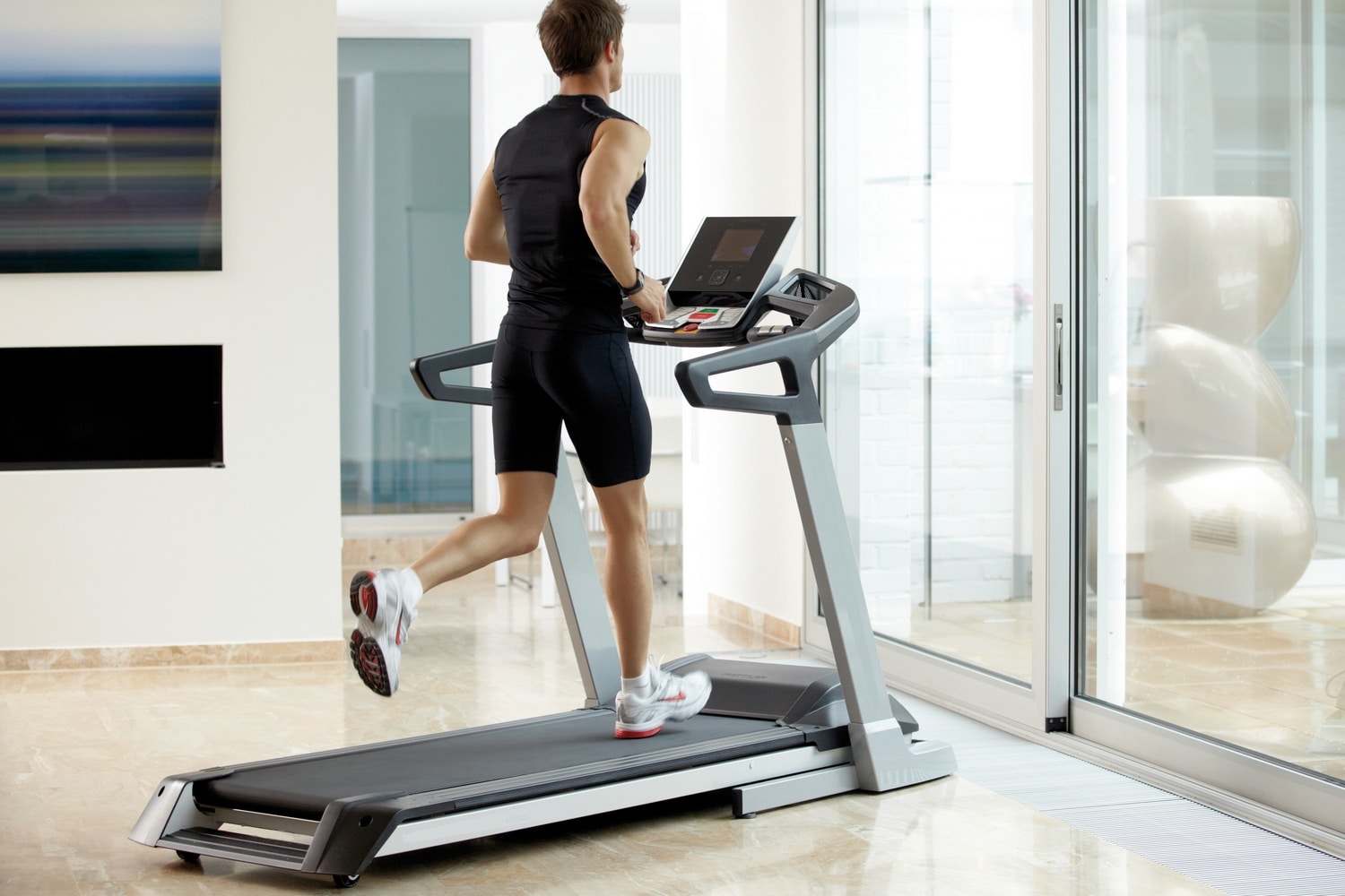 Le sport dans votre appartement sur un tapis de course